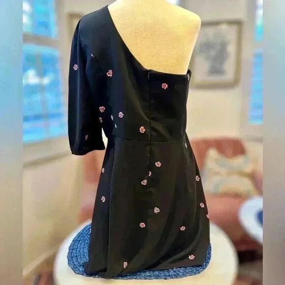 Park & Fifth strapless one shoulder dress. This is classy and sophisticated. - Picture 6 of 7